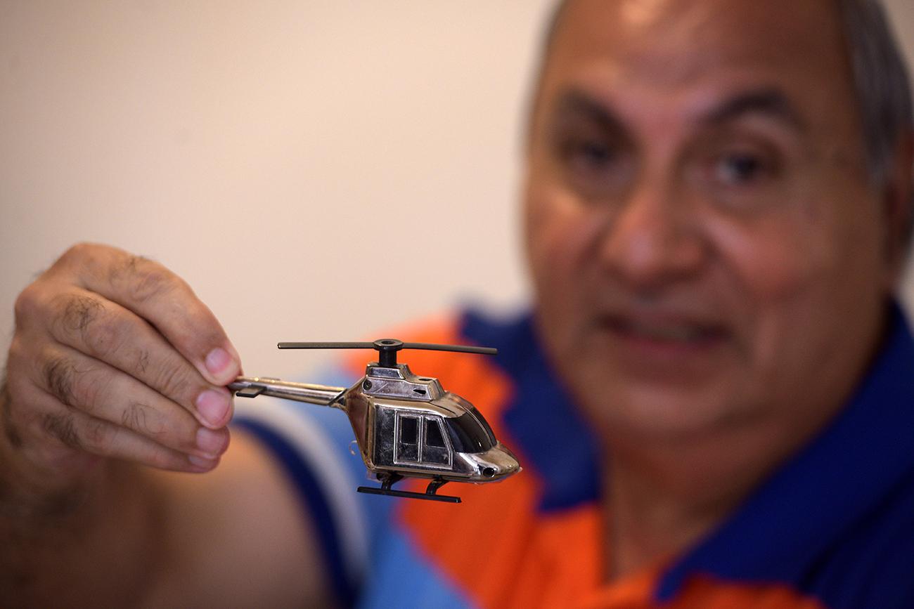 Rafael Cerezo, periodista y coleccionista, muestra a La Voz algunos de sus más de 400 encendedores. (José Gabriel Hernández / La Voz)
