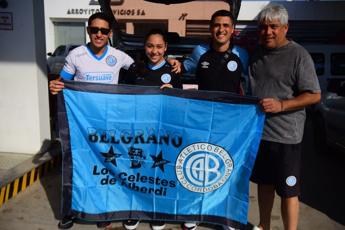Hinchas de Belgrano copando la ruta para ir a Rafaela y asistir al partido con Real Pilar por los 32avos de final de la Copa Argentina. (José Gabriel Hernández / La Voz)