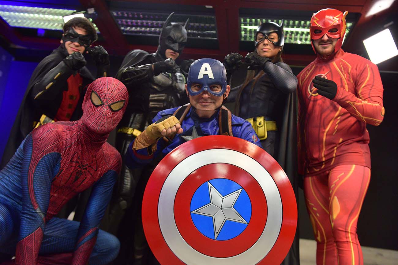 Batman y los superhéroes cordobeses de visita a la Redacción de La Voz para Historias Urbanas. (José Gabriel Hernández / La Voz)