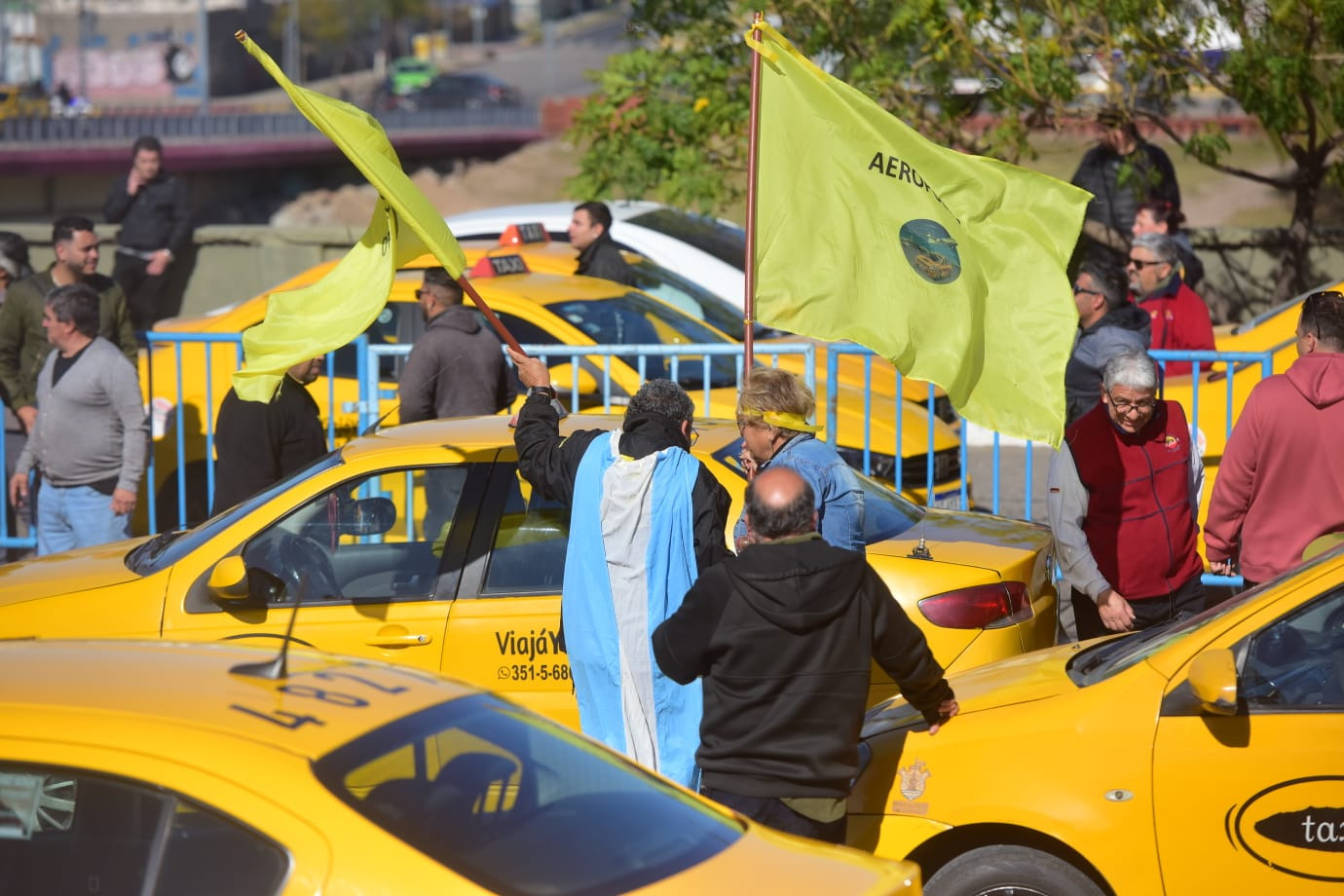 Taxistas y remiseros, agrupados en diversas organizaciones, protestan frente al Concejo Deliberante de la ciudad de Córdoba. (José Gabriel Hernández / La Voz)