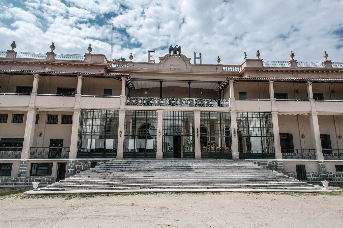 El hotel Edén con el águila repuesta en su parte suoperior. La fachada ua es muy similar a la que tuvo ens us años de apogeo turístico (La Voz) 