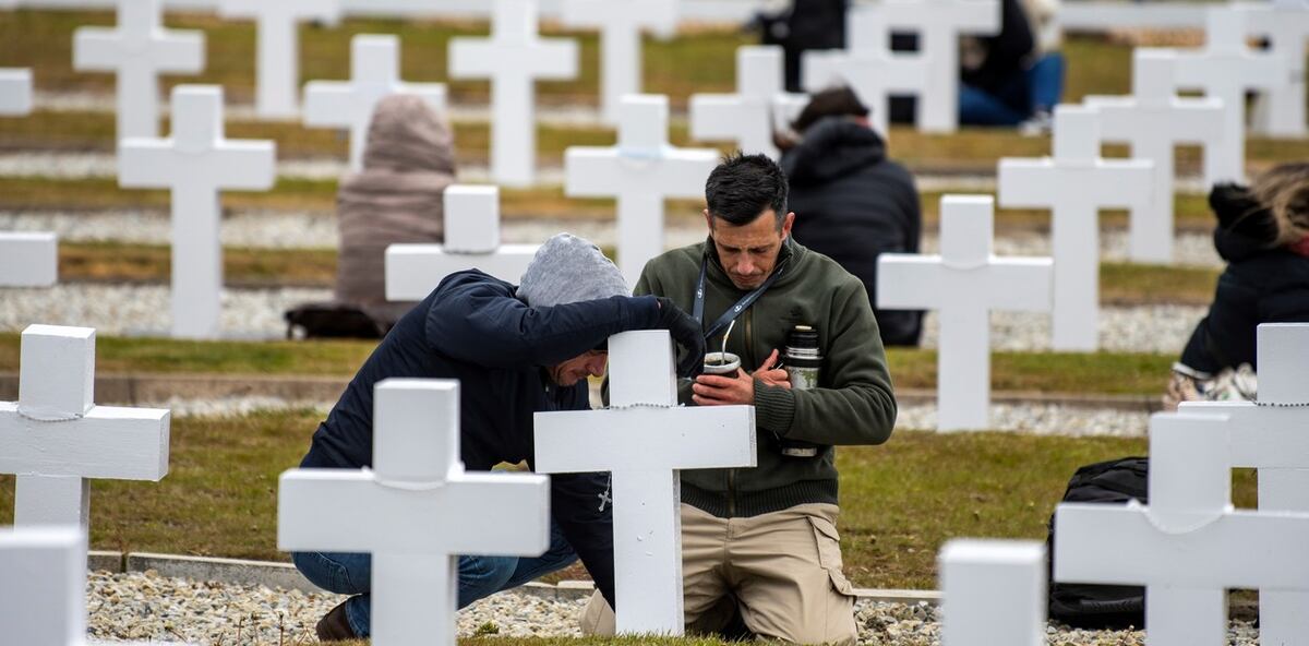Emotivo reencuentro de familiares con los héroes caídos de Malvinas. (Foto: Clarín / Julián Bongiovanni)