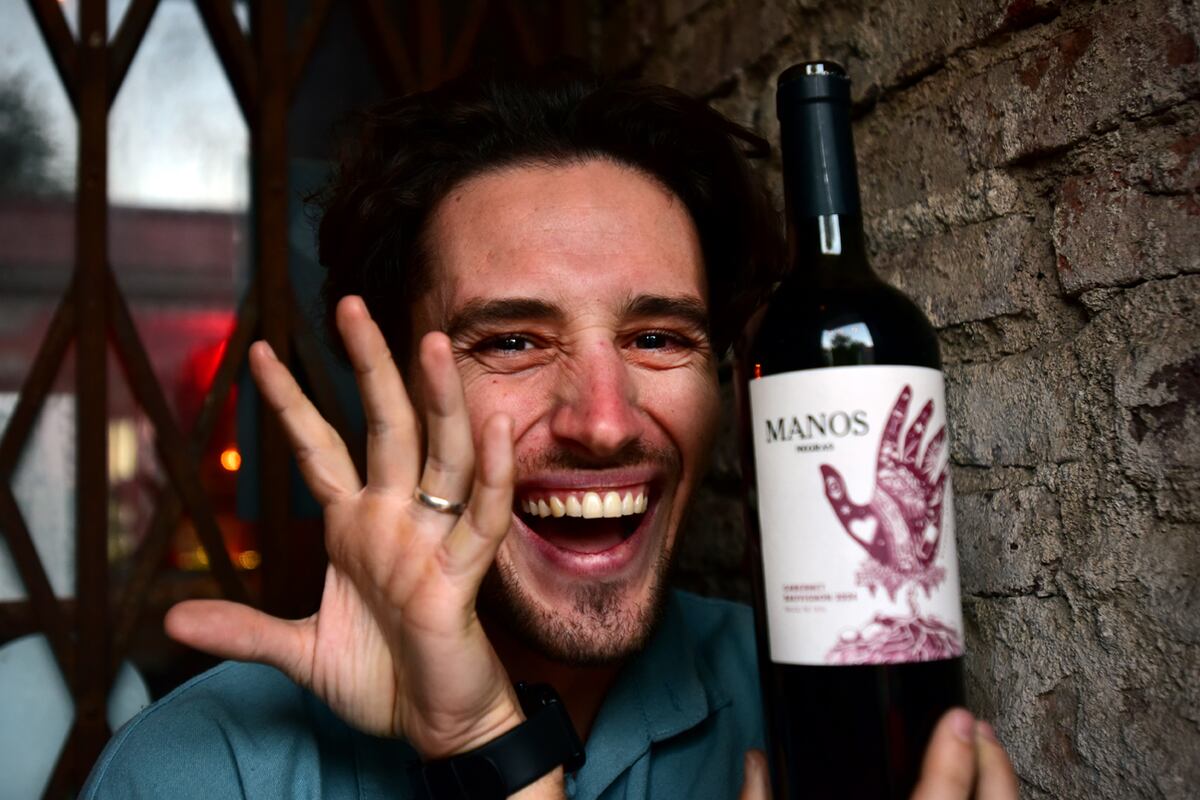 Gaspar Mausbach con las nuevas etiquetas de Manos Negras una de las líneas de la Bodega Mil Suelos. (Javier Ferreyra / La Voz)