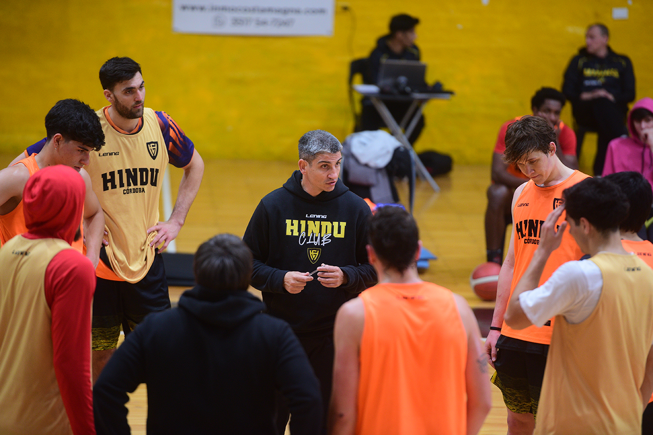 Mauro Salinas conduce a Hindú Club en la aventura de la Liga Argentina de Básquetbol. (José Gabriel Hernández / La Voz)