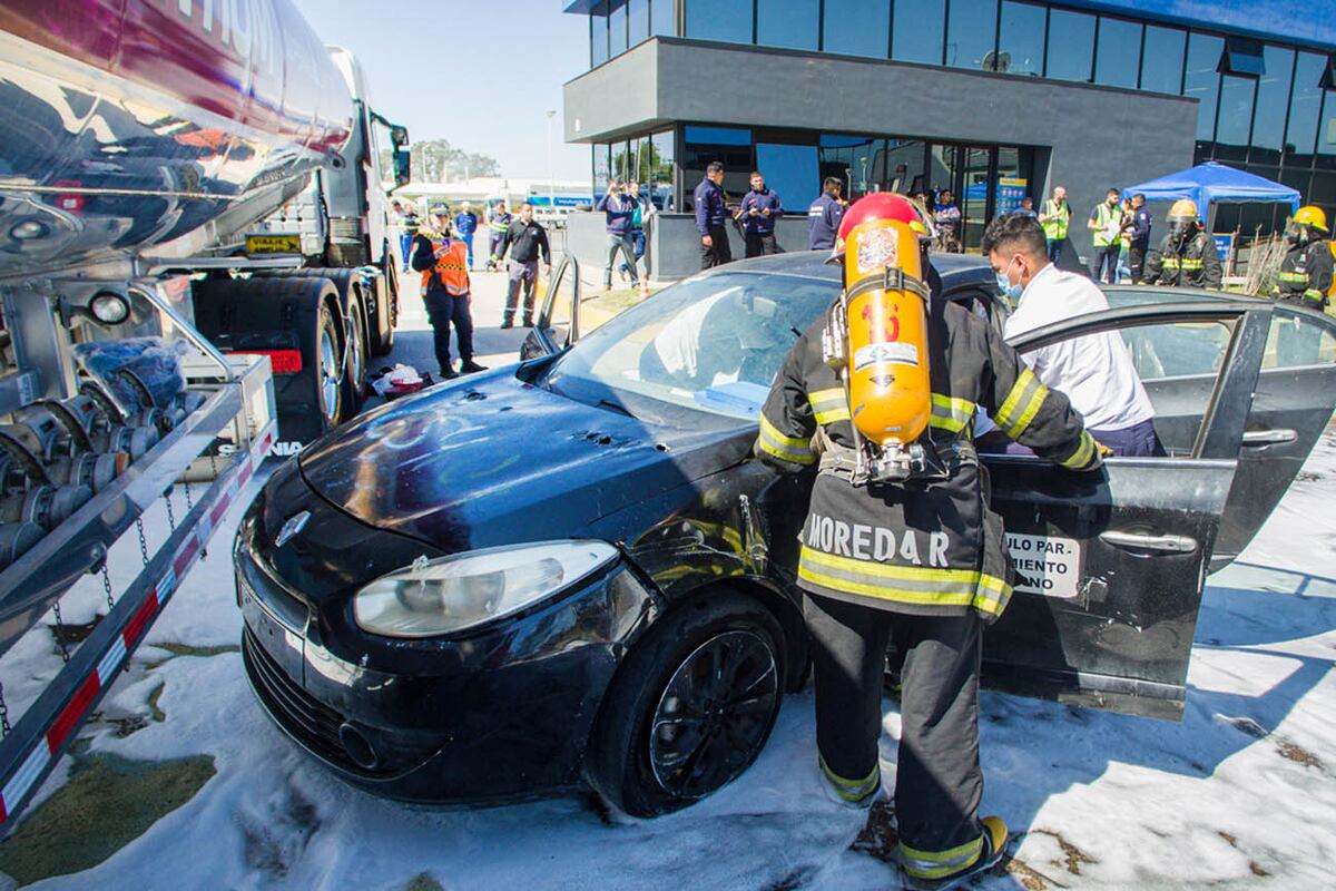 El incidente planificado incluyó un choque entre un auto particular y camión cisterna cargado, con lugar de impacto en el vehículo mayor en cajón de válvulas de cisterna.