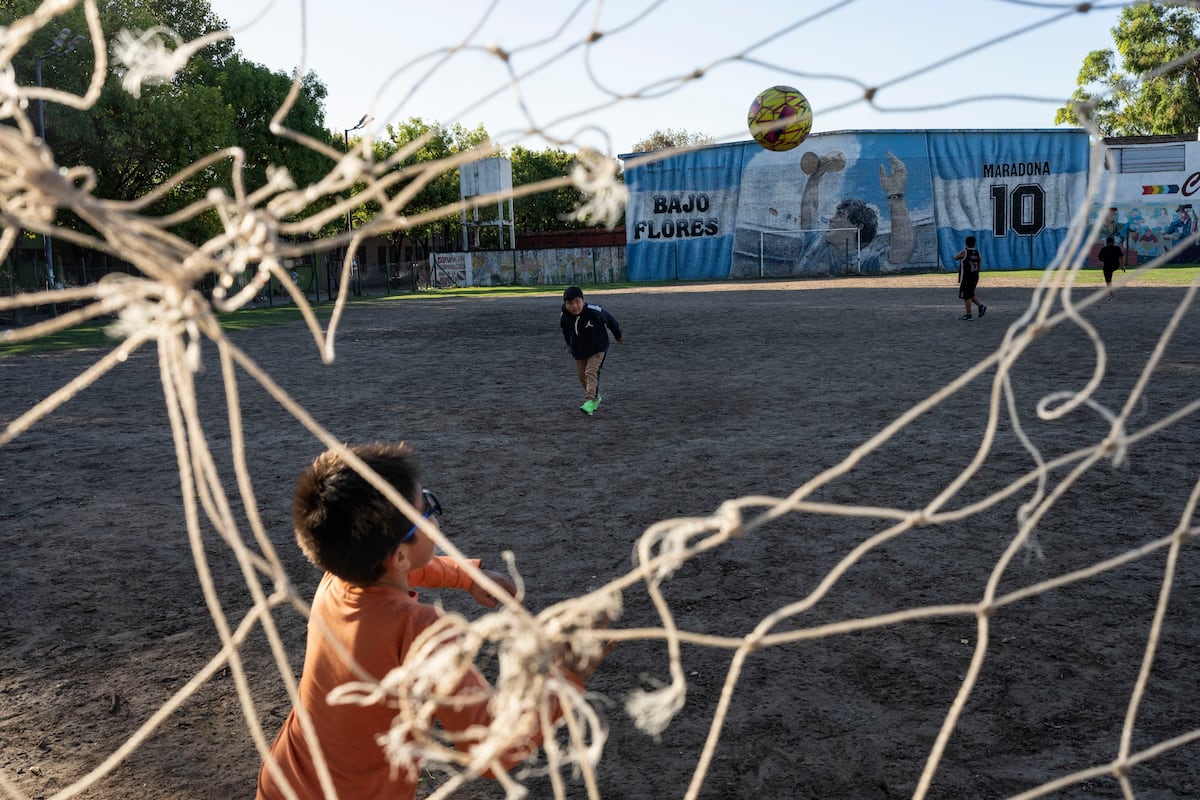 ARCHIVO | Mural de Diego Maradona, en una cancha de fútbol del Bajo Flores. (AP Foto/Rodrigo Abd)