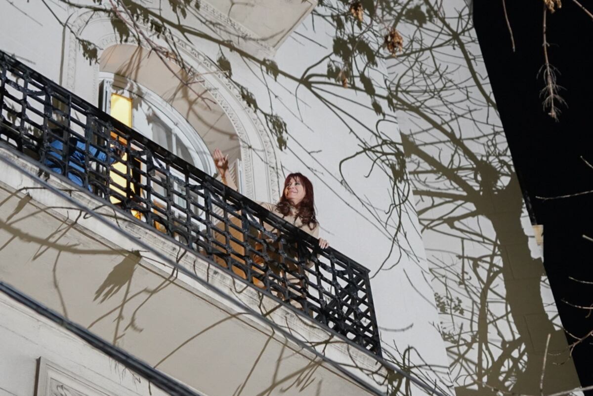 Tras el fallo de la Corte, Cristina Kirchner volvió a su departamento. (Gentileza Clarín)
