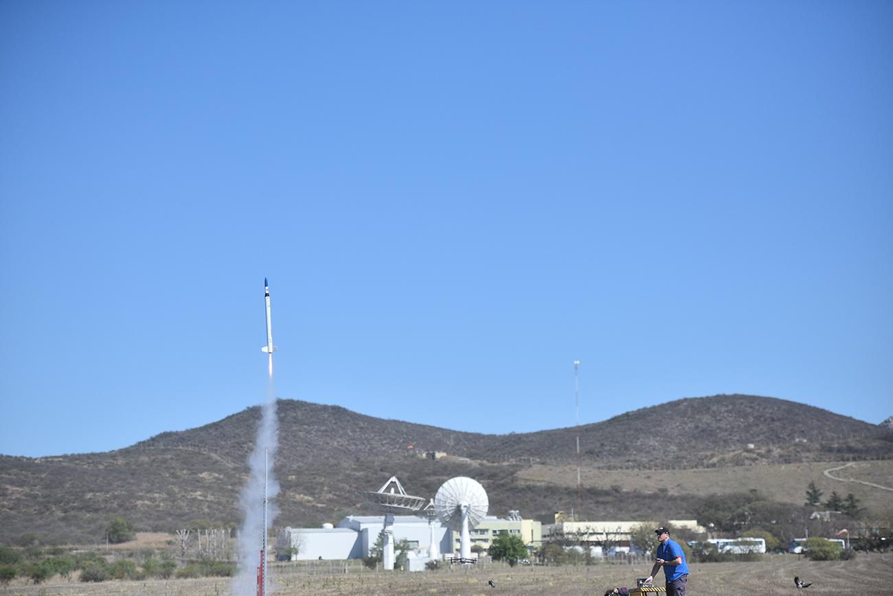 Un satélite hecho en una escuela toma vuelo. Fue este jueves en la sede de la Conae en Córdoba. (Pedro Castillo / La Voz)
