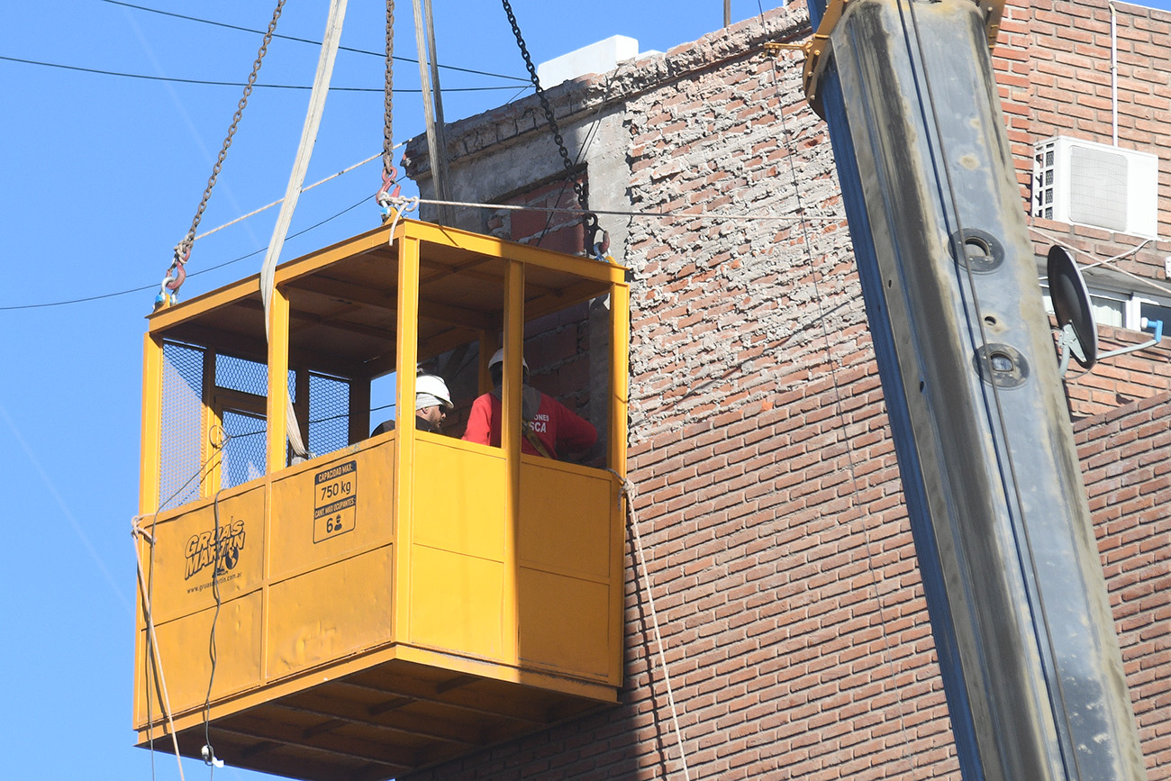 Remoción de escombros en el derrumbe de boluevard San Juan. (Ramiro Pereyra / La Voz)