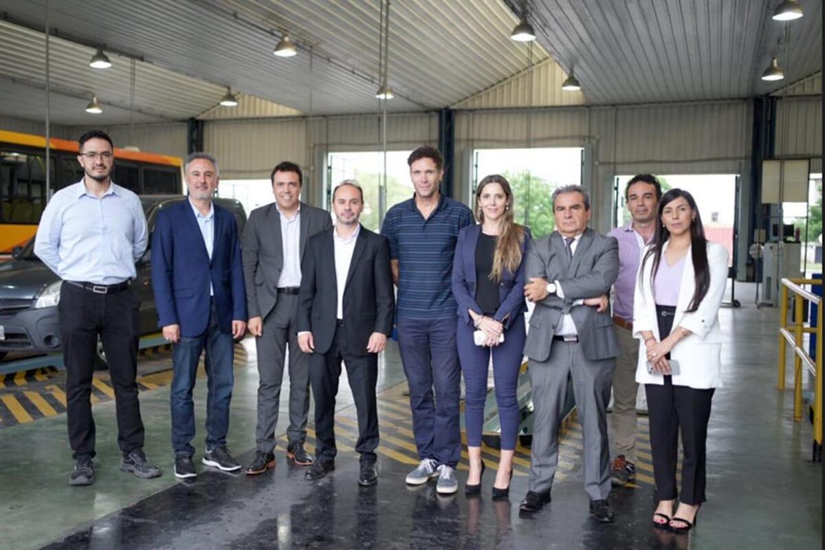 El inicio de este proyecto se llevó a cabo en la planta de ITV de avenida Cárcano y participaron Rodrigo Fernández, secretario de Gobierno Fiscalización y Control a cargo de Movilidad Urbana; María Florencia Barrionuevo, subsecretaria de Conectividad Urbana y Educación Vial; Fabio Rocca, presidente de ITV Córdoba ahí lo sumo; Nicolás Molina, director Técnico de ITV Córdoba; Sebastián Parra, responsable de la Mesa de la Movilidad Sostenible de Córdoba y Leonardo Destéfano, gerente de Asuntos Públicos de Stellantis Argentina.