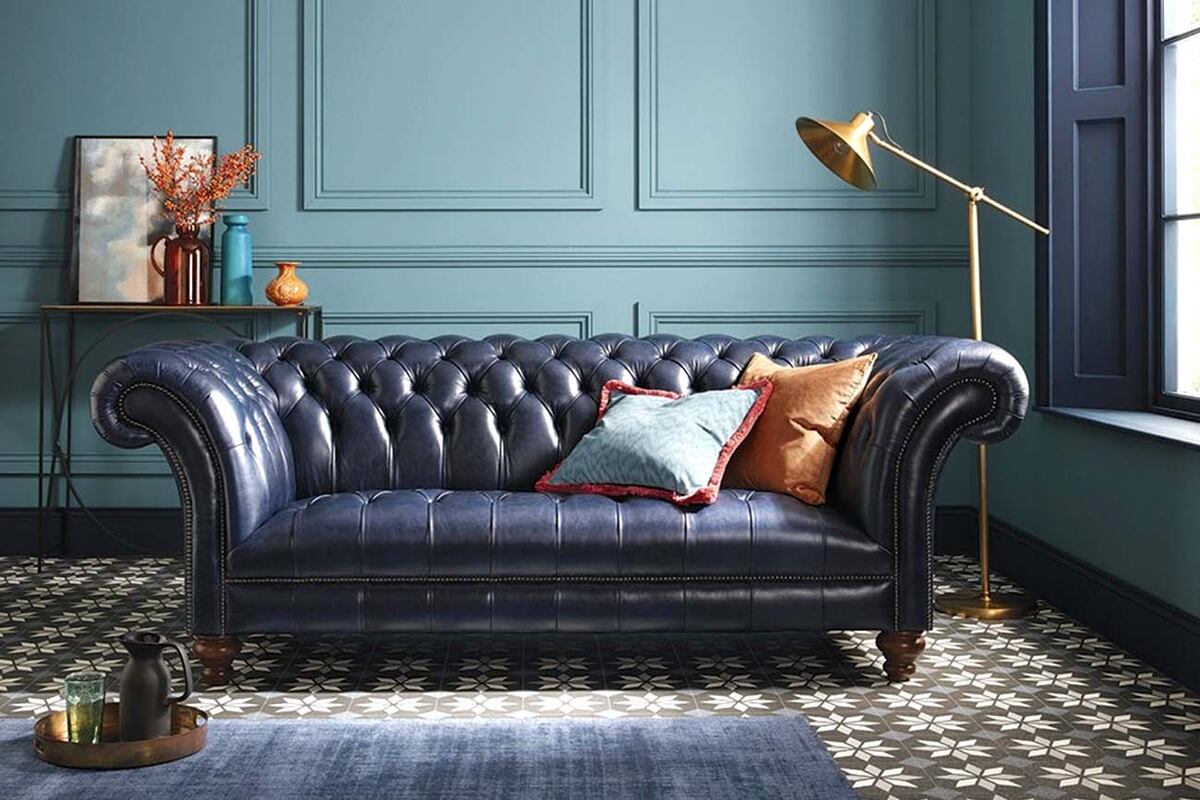 Las piezas realizadas en cuero transmiten elegancia y distinción, envejecen bien y son puntos altos de atracción en el living.