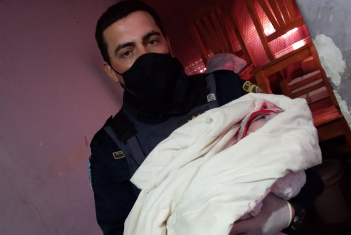 Policía. Ayudó a una mujer a tener a su bebé (Policía de Córdoba).