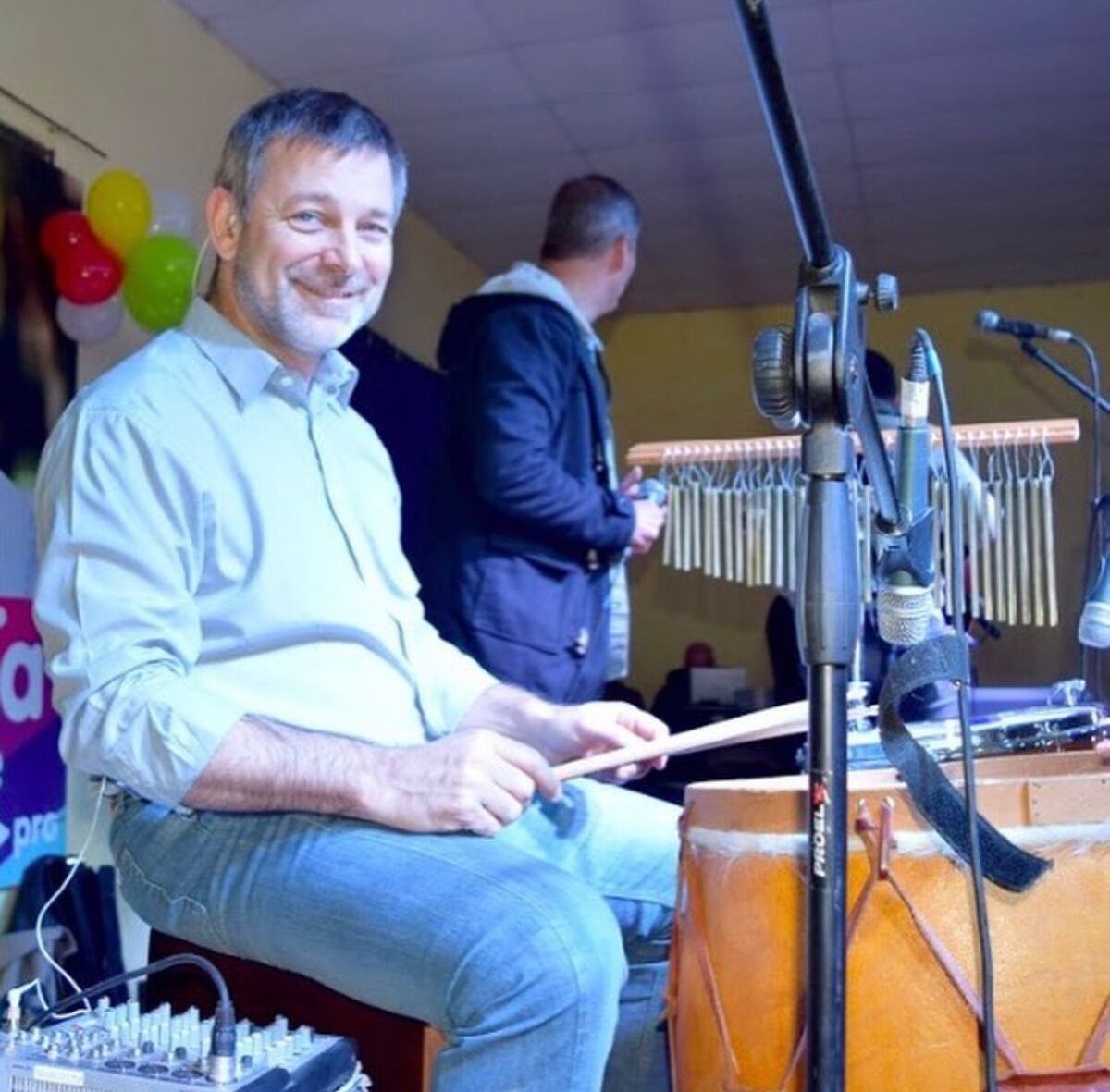 Pretto, profesor de guitarra, toca el bombo y el cajón peruano.