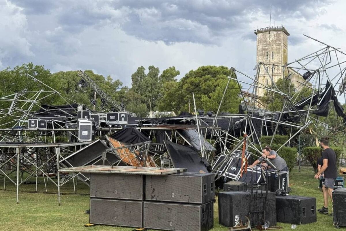 La cola de un tornado literalmente doblegó el gran escenario de la Fiesta Nacional de la Sal, que hoy tenía su segunda y última noche con Trulalá. (Imágenes redes sociales)