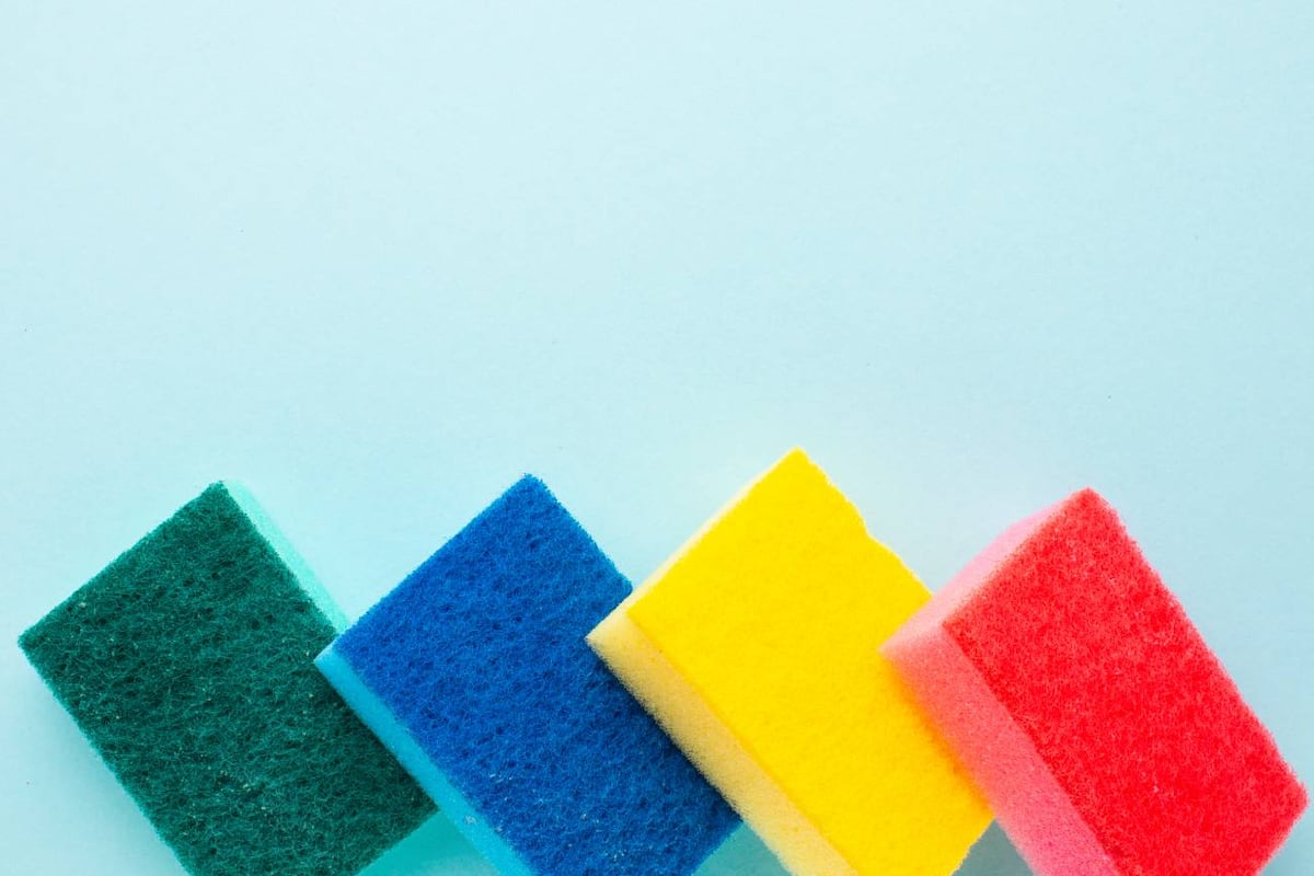 Aunque parecen iguales, las esponjas de cocina se diferencian por colores que indican para qué tipo de limpieza están pensadas. Usarlas mal puede dañar superficies o dejar todo peor. (Freepik)