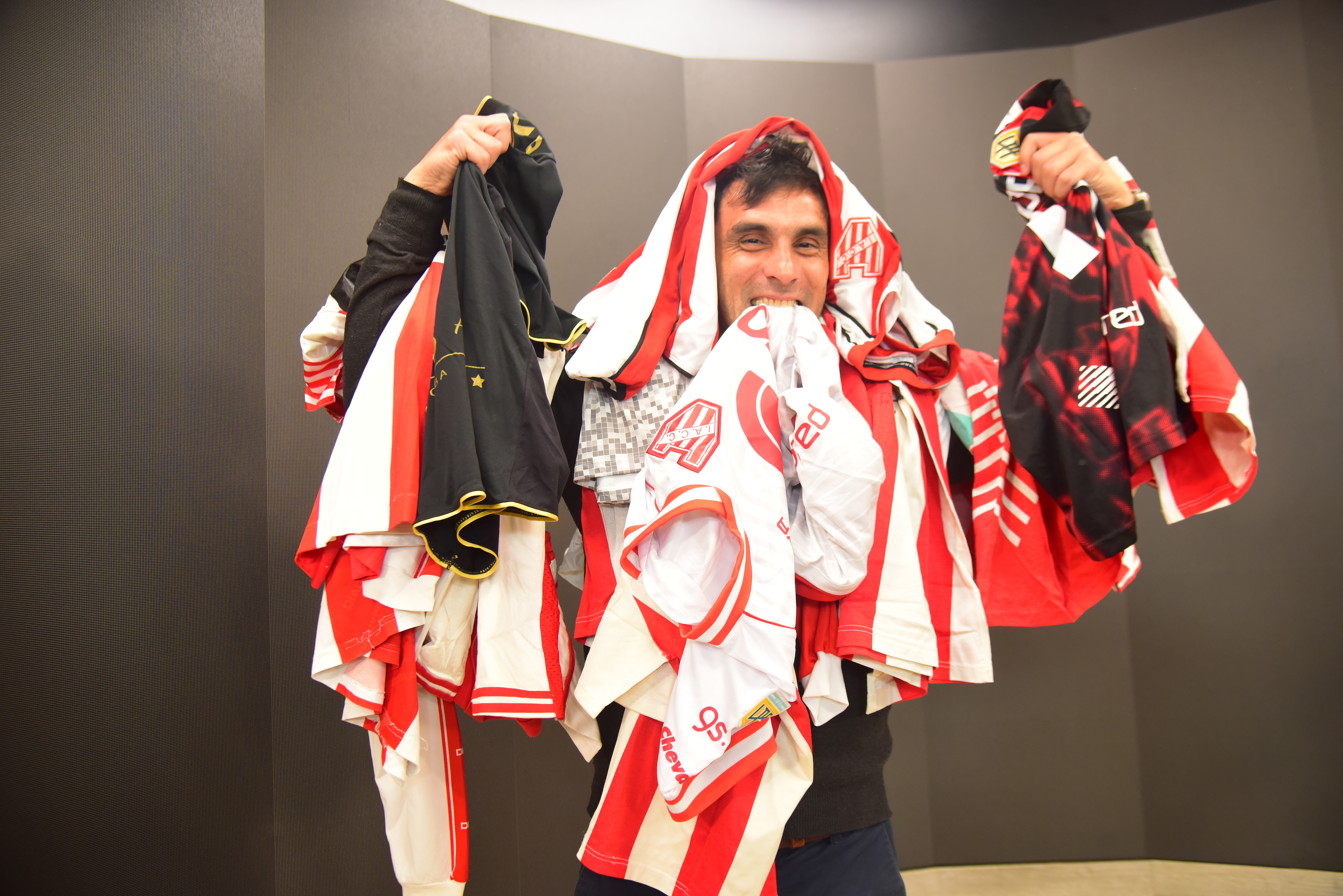 Eric Carreras, coleccionista de camisetas de Instituto, muestra algunas de sus joyas en La Voz del Interior. (Javier Ferreyra / La Voz)