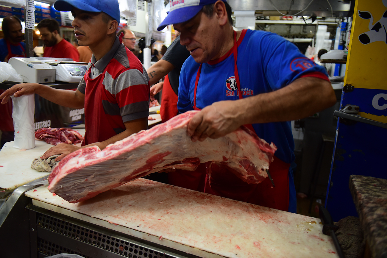 Mercado Norte, recorrido por carnicerías para ver precios . (José Gabriel Hernández / La Voz)