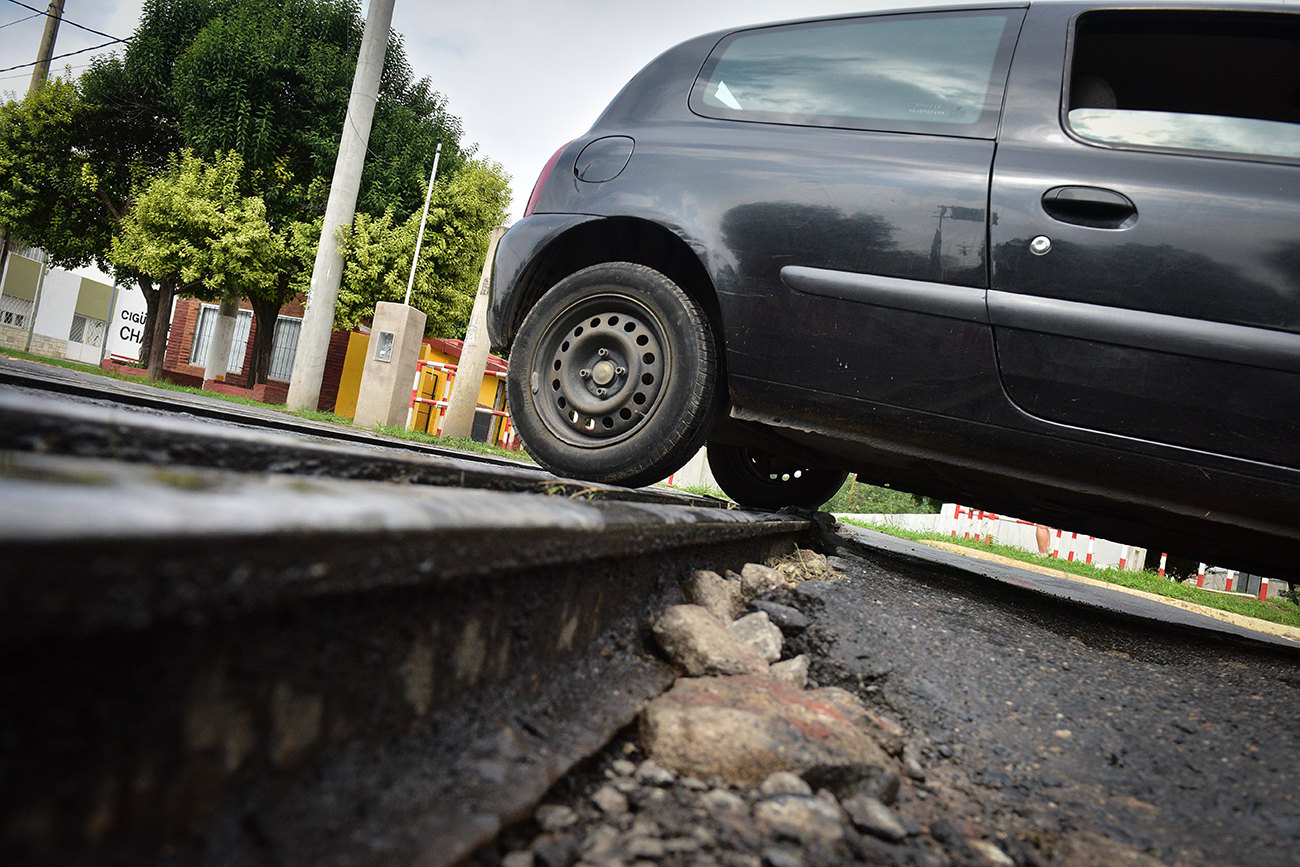 Bache en las vías del Paso a nivel de calle Bedoya y Los Andes . Pozos baches . (José Gabriel Hernández / La Voz)