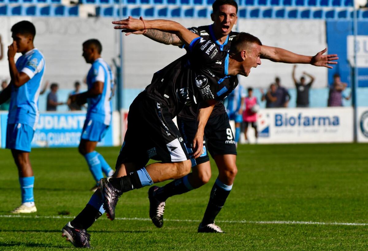 Cabrera grita su gol en el regreso a Estudiantes, ante Gimnasia. (La Voz)