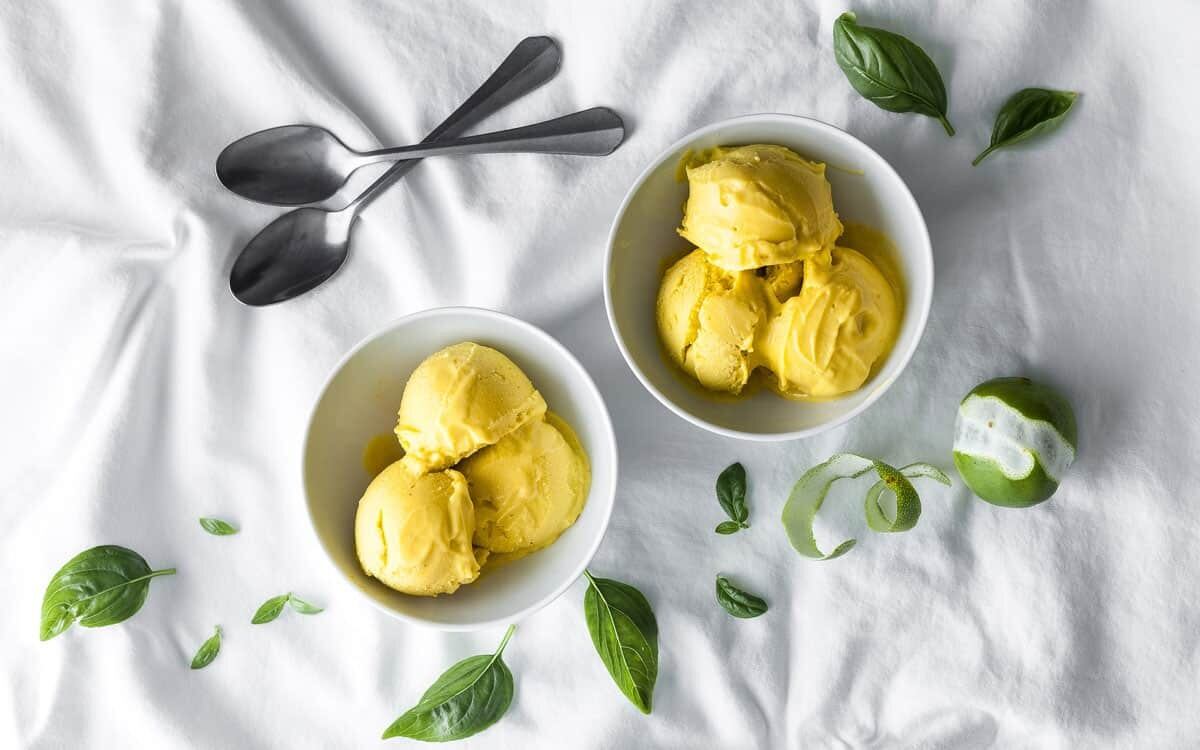 Helado casero de mango y yogur: la opción fresca y saludable para el verano sin azúcar.