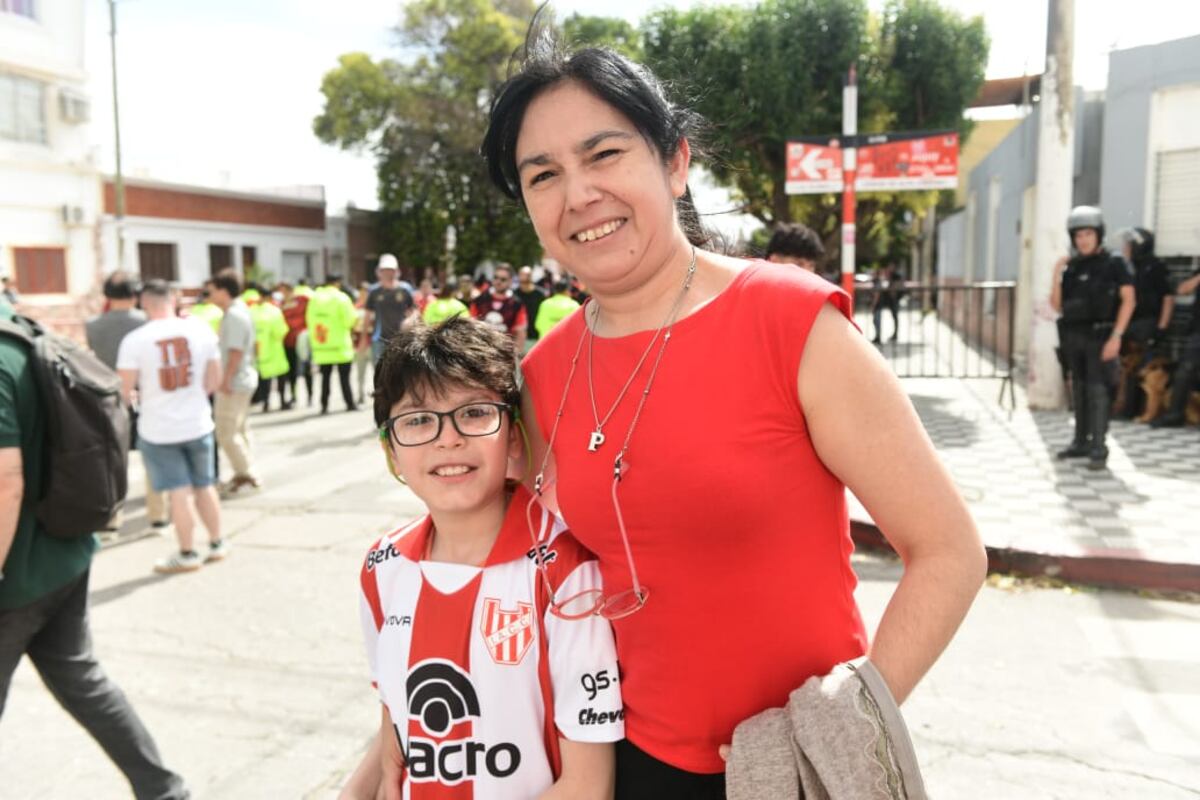 Hinchas de Instituto en la previa del clásico con Talleres en Alta Córdoba. (José Gabriel Hernández y Javier Ferreyra / La Voz)
