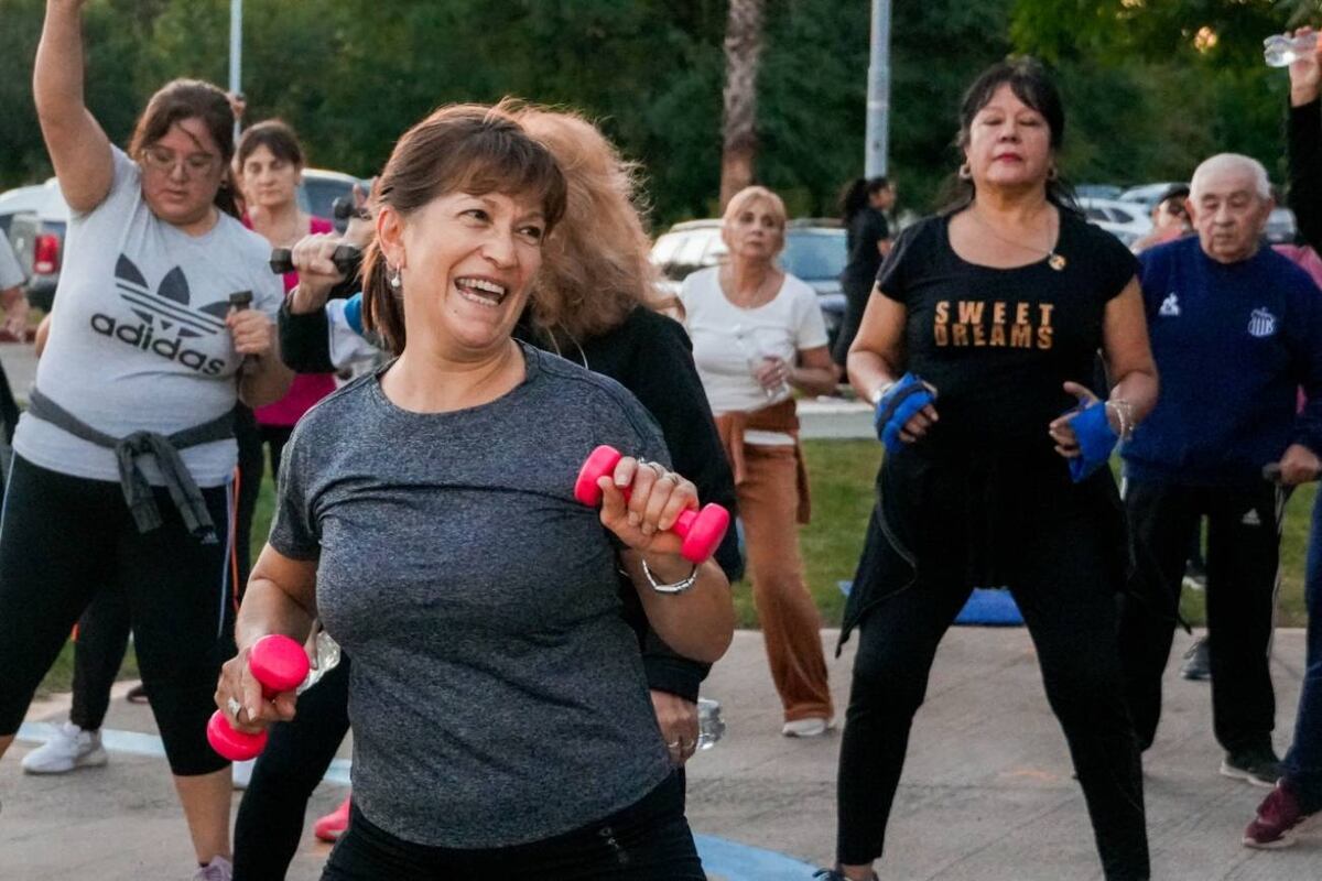 Vecinos y vecinas de todas las edades disfrutan de las clases gratuitas de aeróbica en el Parque del Kempes, una propuesta que combina ejercicio, naturaleza y comunidad. (Agencia Córdoba Deportes)