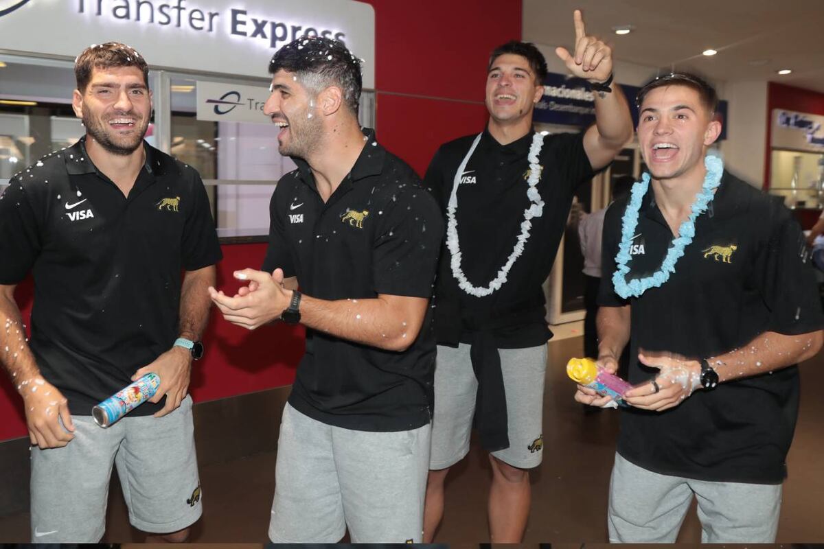 Los Pumas 7s, con los cordobeses Revol y Schulz, llegaron al país tras la obtención del bicampeonato en Vancouver. (Prensa UAR)