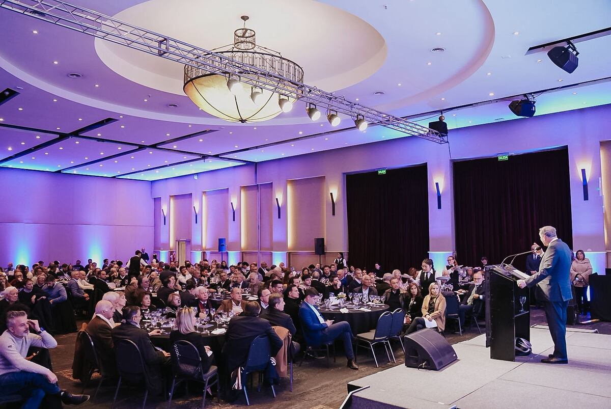 Los asistentes al almuerzo de este lunes a la Fundación Mediterránea con la presencia del expresidente de Ecuador.