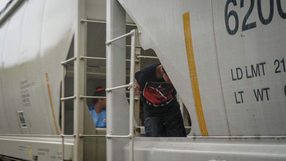 Migrantes "hacen fuelle" entre vagones de un tren de carga con destino a la frontera entre Estados Unidos y México (MSF).