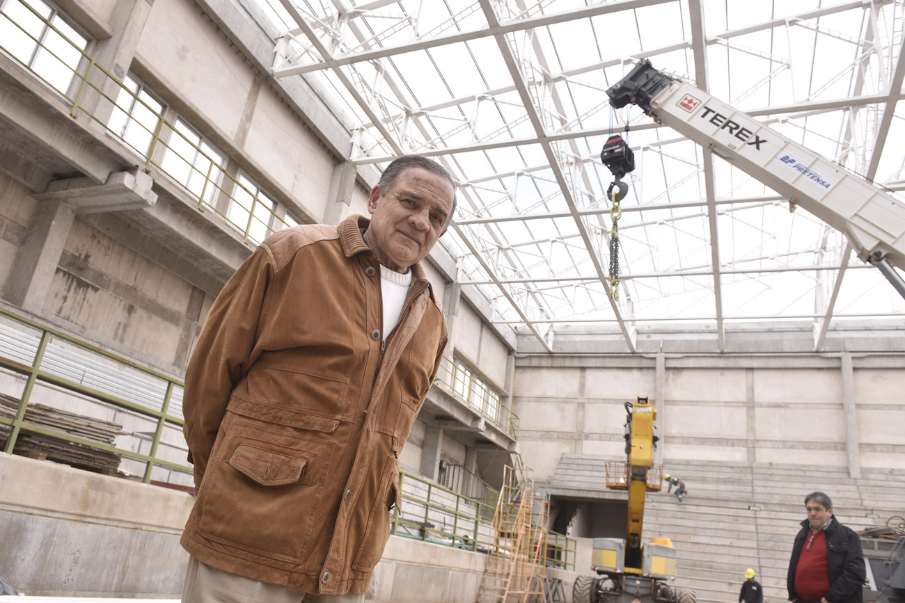 El presidente Felipe Lábaque y los avances de la obra del nuevo estadio. (Ramiro Pereyra / La Voz)