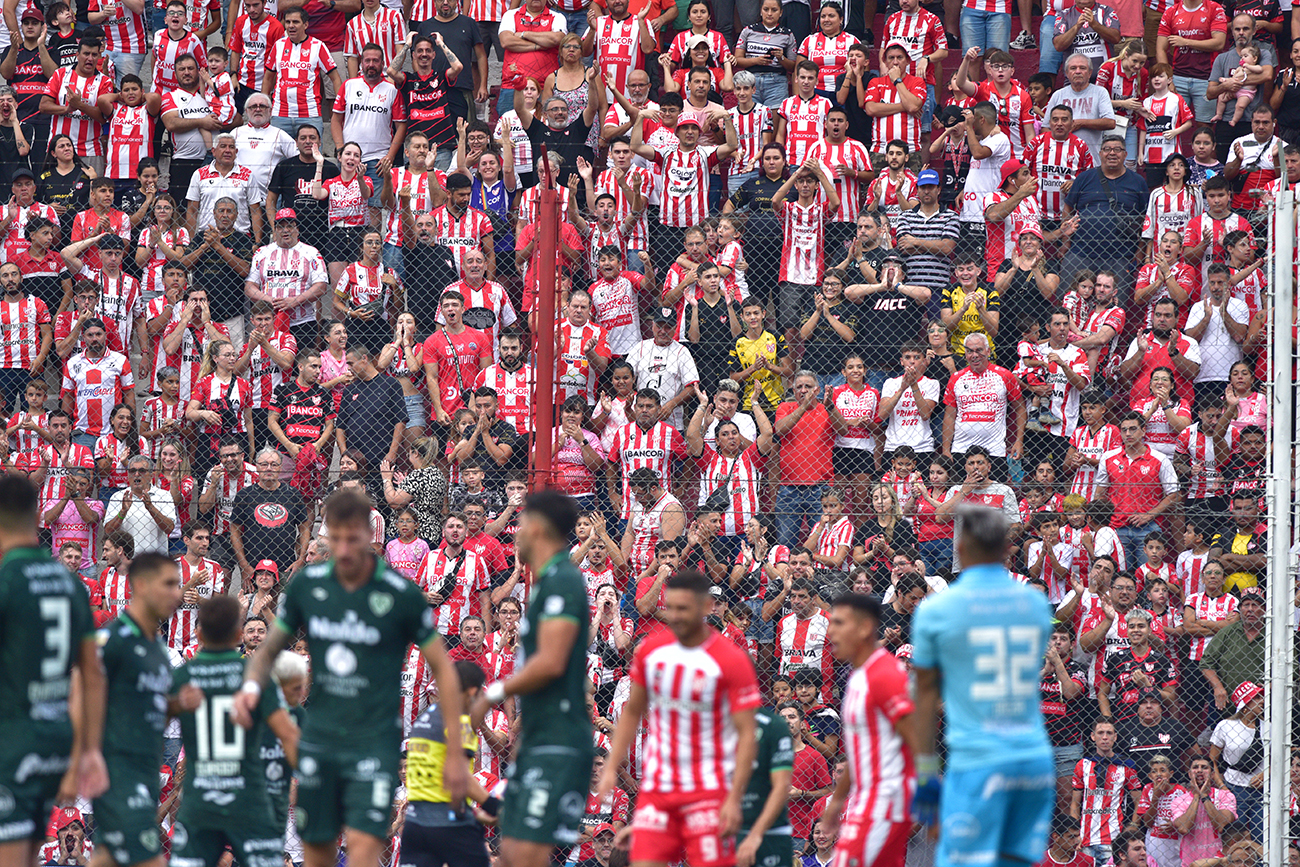 Fotos de hinchas de Instituto en el estadio Monumental en el partido ante Sarmiento de Junín para la Liga Profesional. (Ramiro Pereyra)