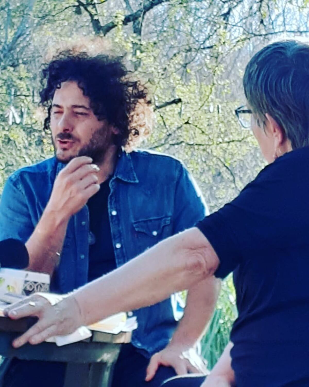 Raly junto a María Teresa Andruetto, en la charla que luego se utilizó para el especial radial. Foto: Instagram.
