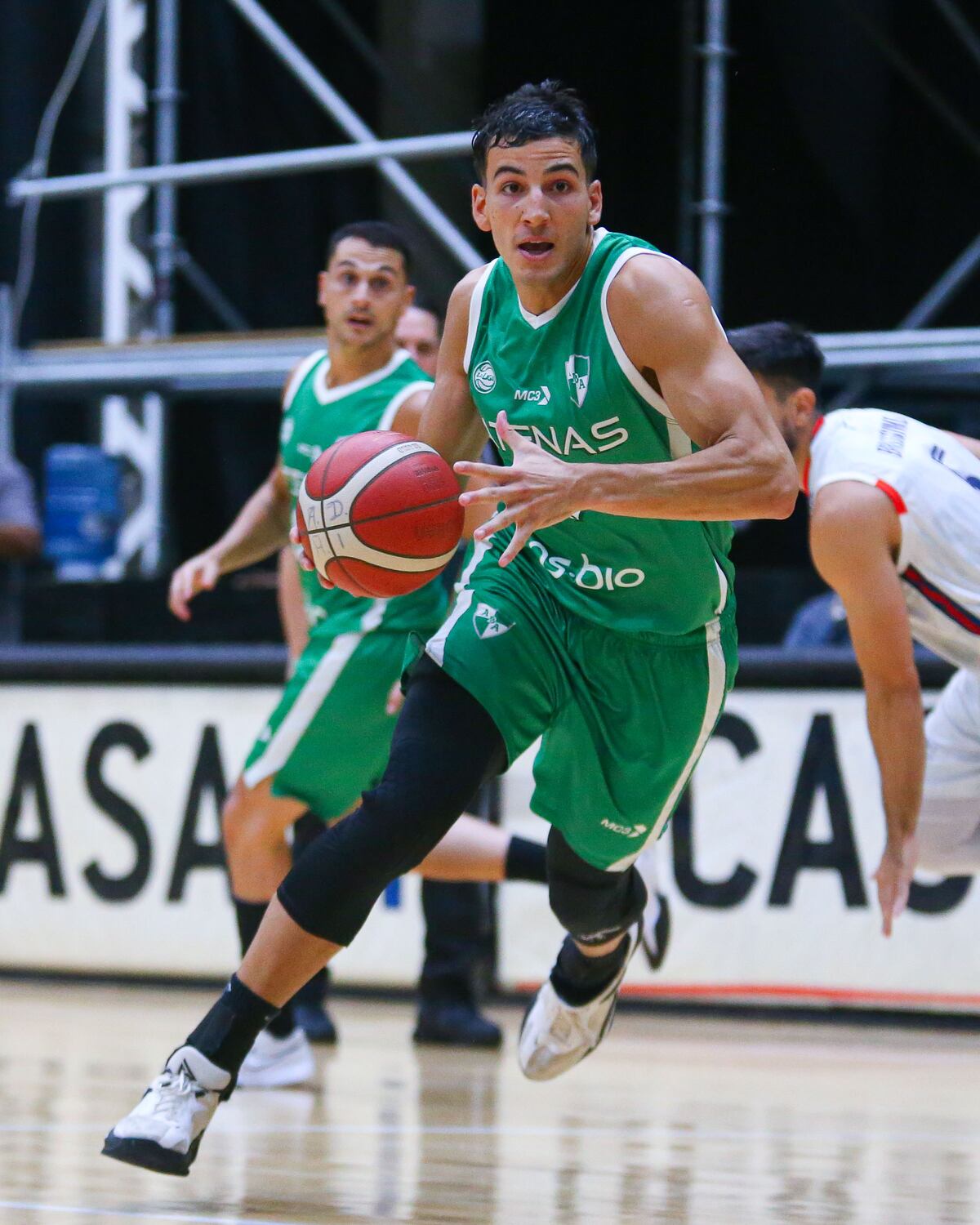 Juan Cruz Oberto sigue una temporada más en el Griego. (Prensa Atenas / Ignacio Lingua)