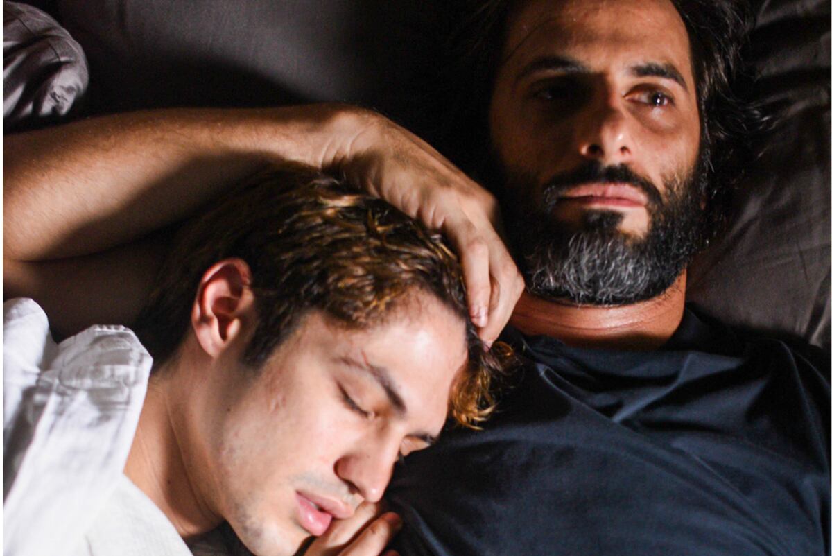 Dom, primera serie original brasileña de Amazon Studio. Interpretada Gabriel Leone y Flávio Tolezani (de barba)(foto;Amazon Studio)