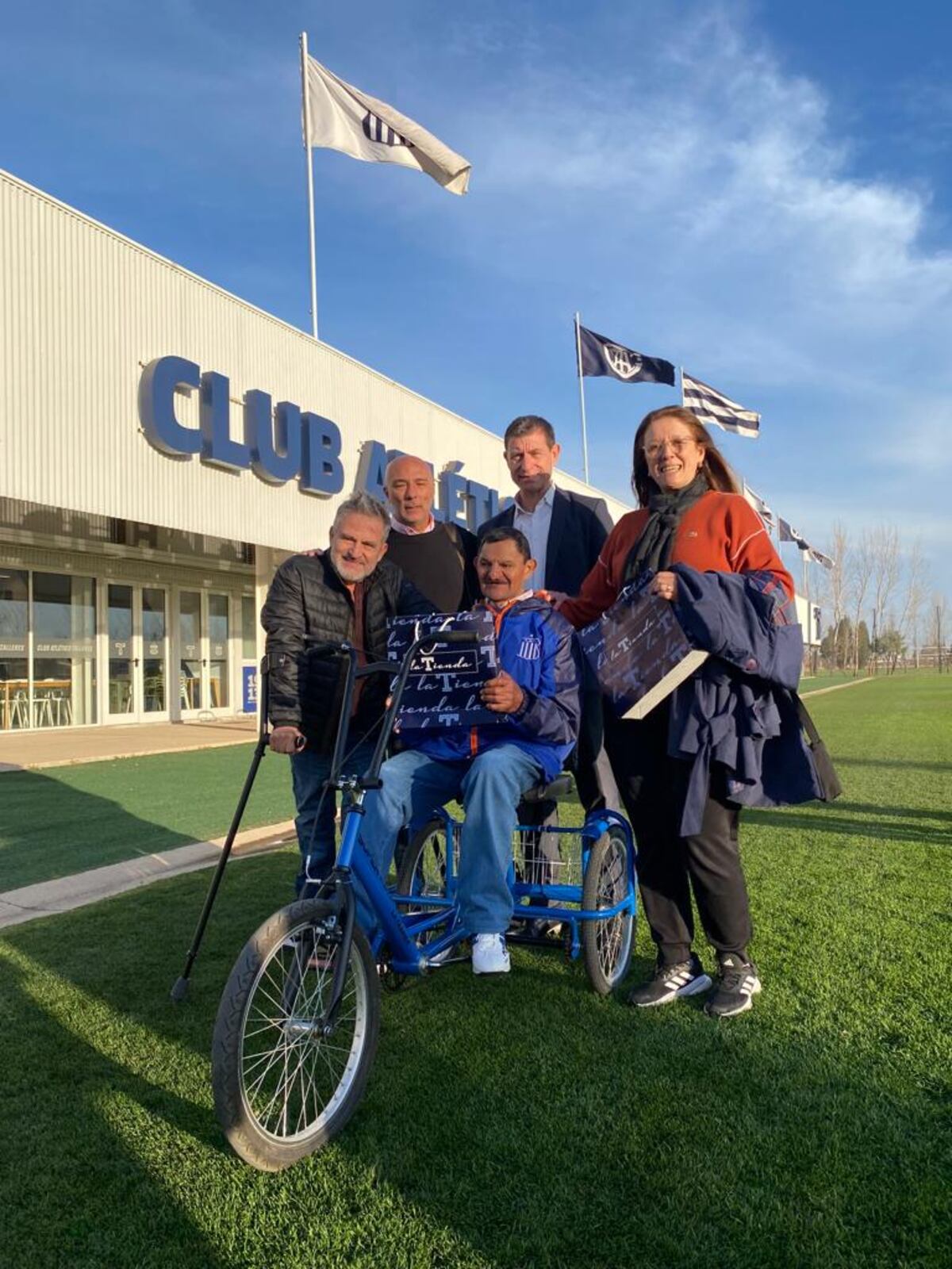 La fundación Jean Maggi entregó una nueva bicicleta adaptada a Hilario Garay, de Obispo Trejo. (Gentileza)