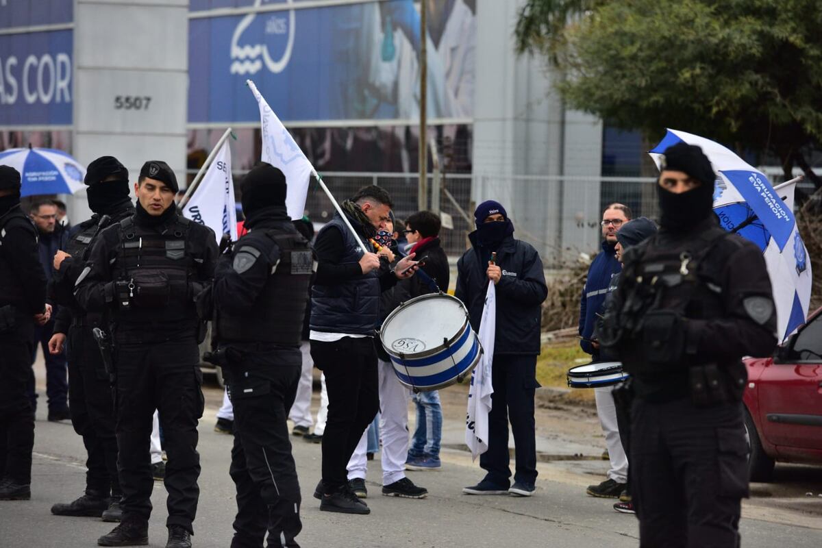 La UOM lleva a cabo una serie de cortes en distintos puntos de Córdoba capital para reclamar por la reapertura de paritarias. (José Hernández/La Voz)