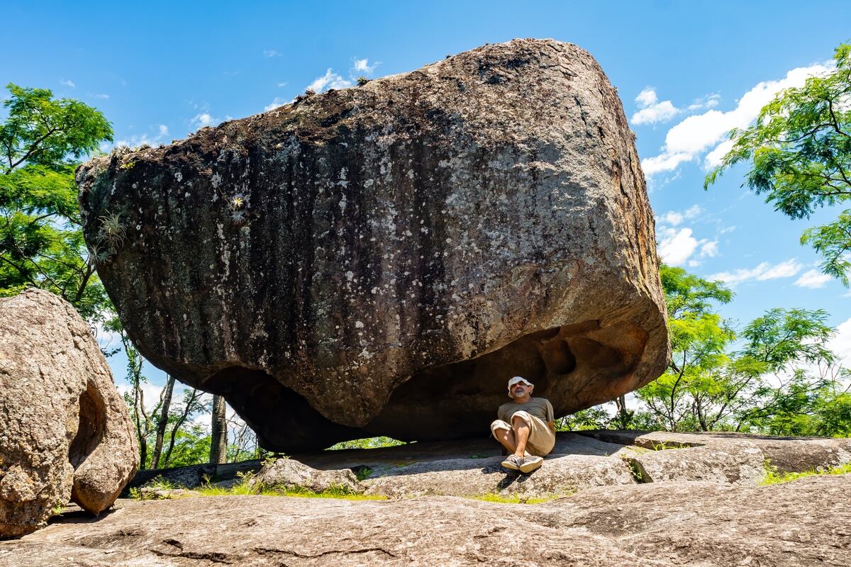 Una roca con forma redondeada y hueca en su interior, que se apoya en una columna natural de forma triangular, se asemeja una maciza bóveda natural pétrea.(Foto: gentileza Pablo Sigismondi)