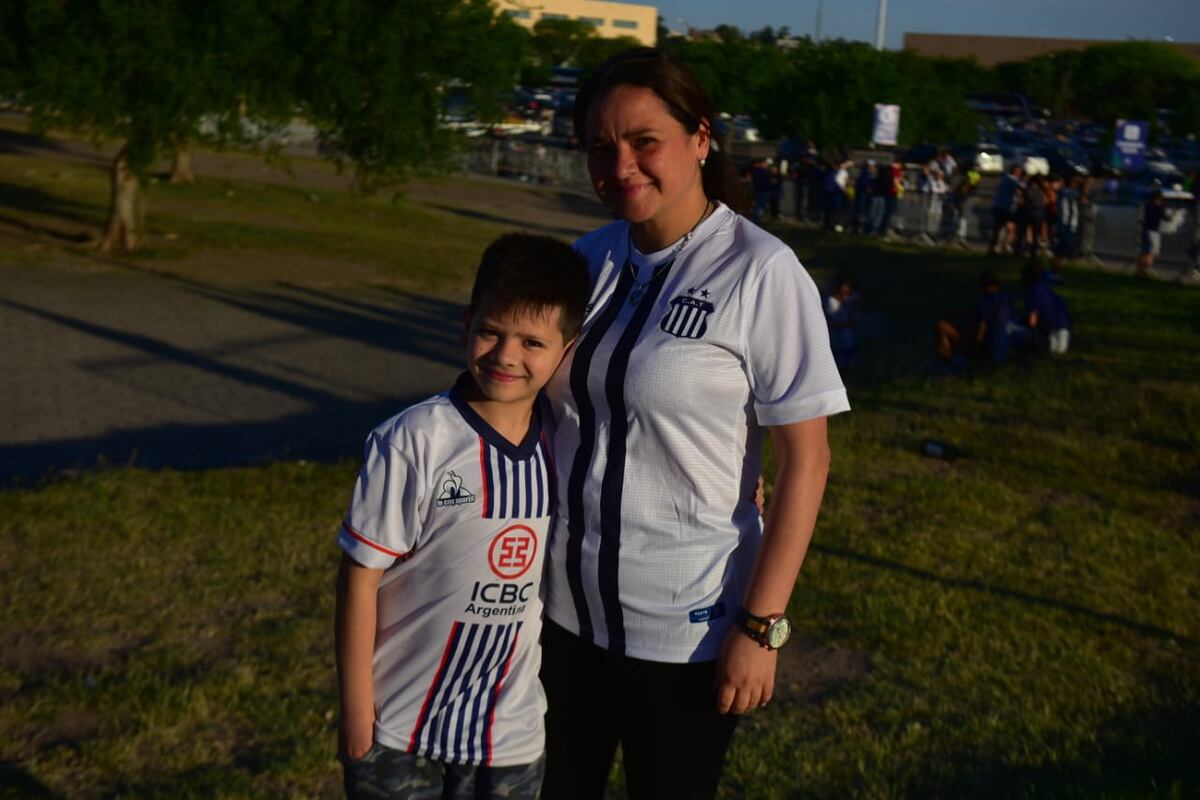 Cara e' cancha: los hinchas de Talleres antes del partido con River. (Nicolás Bravo / La Voz)
