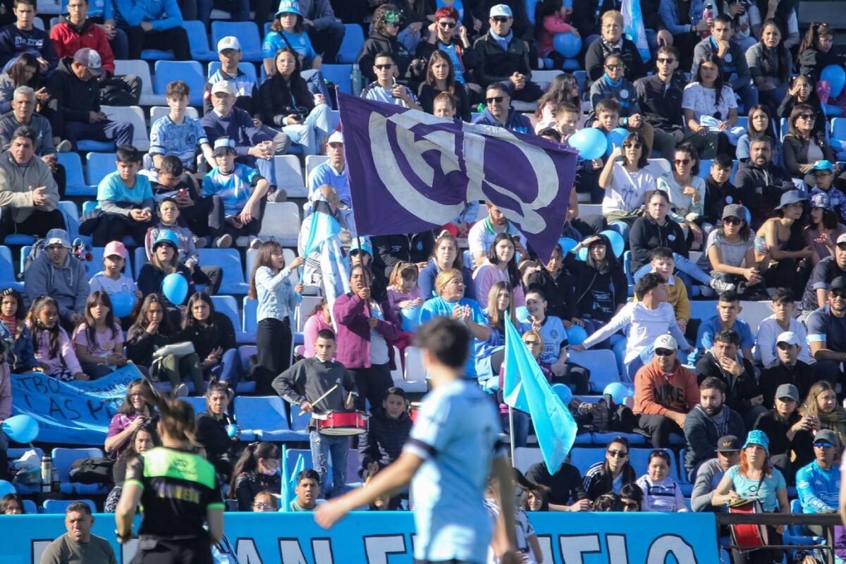 Adriana Rey, debajo de la bandera violeta del Pirata, alentando a Belgrano (Prensa)