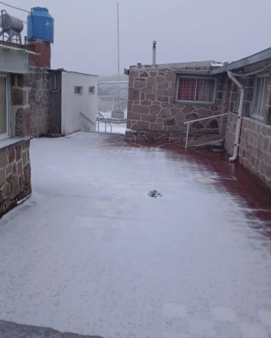 Primera nevada en Córdoba, en la zona de las Altas Cumbres, escuela Ceferino Namuncurá. (Traslasierra Noticias)