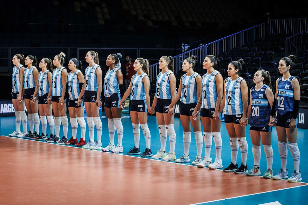 Las Panteras en el Mundial, con las cordobesas Bianca Cugno y Yamila Nizetich. (Prensa Fivb)