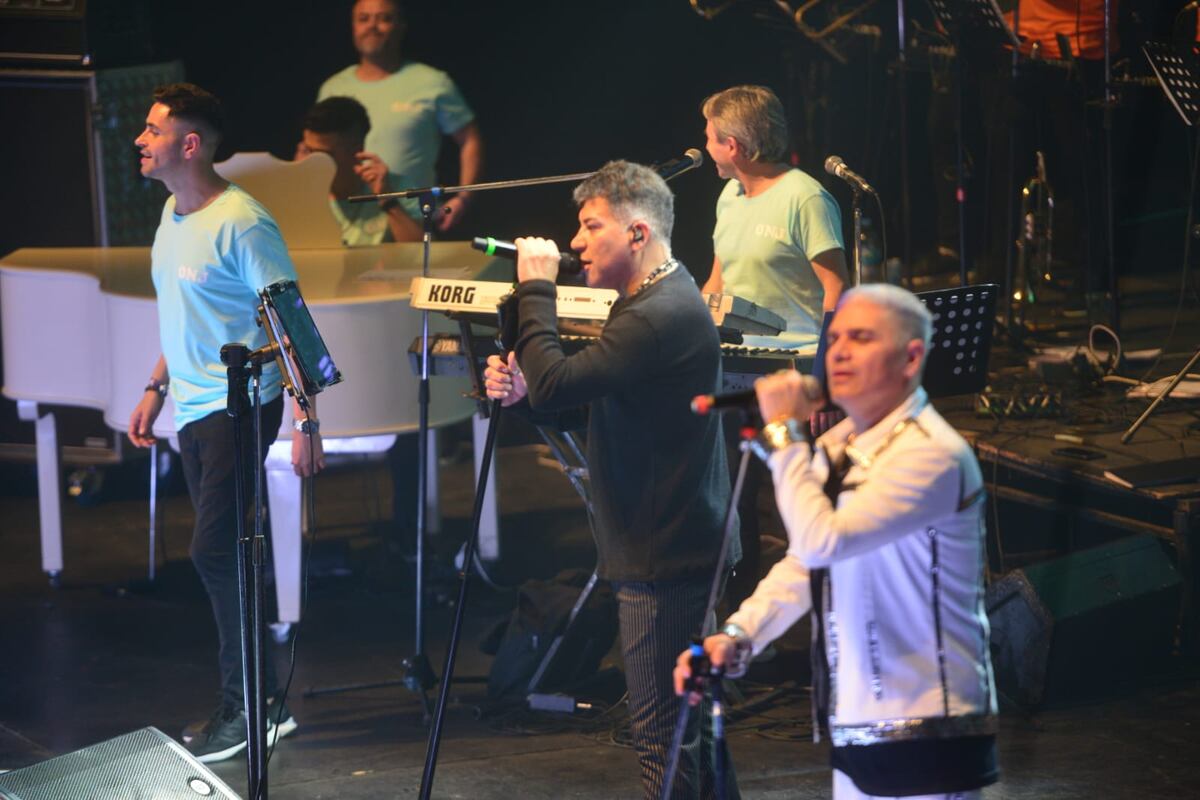 Secundados por una "big band" cuartetera de 20 músicos, ambos cantantes mostraron sus voces intactas. (La Voz/Javier Ferreyra).