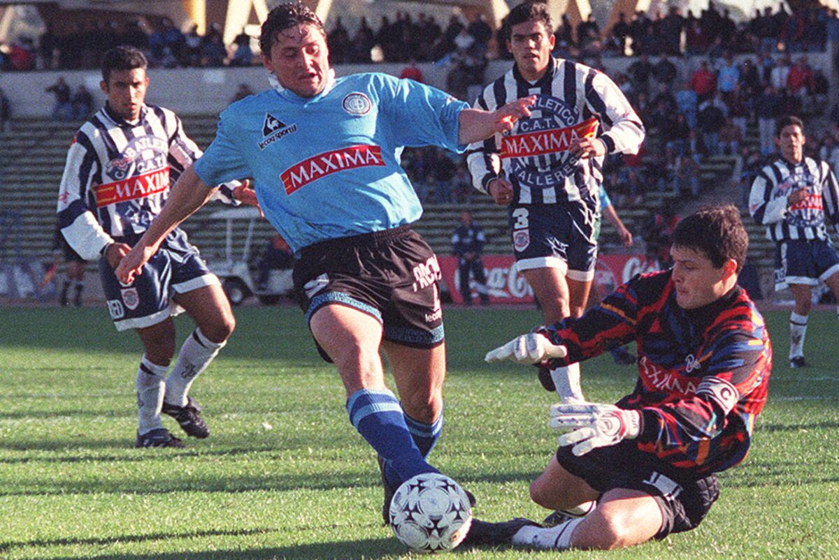 Cuenca le gana el duelo a Carnero y evita el gol de Belgrano (Foto: Archivo / La Voz).