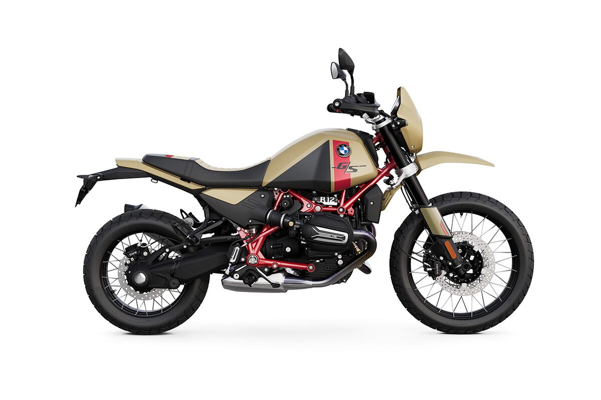 La versión Option 719 Sandrover se identifica por su color gris arena con vivos rojos y el múltiple de escape cromado o las piezas específicas elaboradas en aluminio mecanizado.