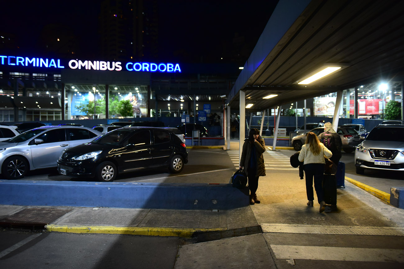 Movimiento de viajeros en la terminal de ómnibus de Córdoba, en el inicio de las vacaciones de invierno.  (Nicolás Bravo / La Voz)