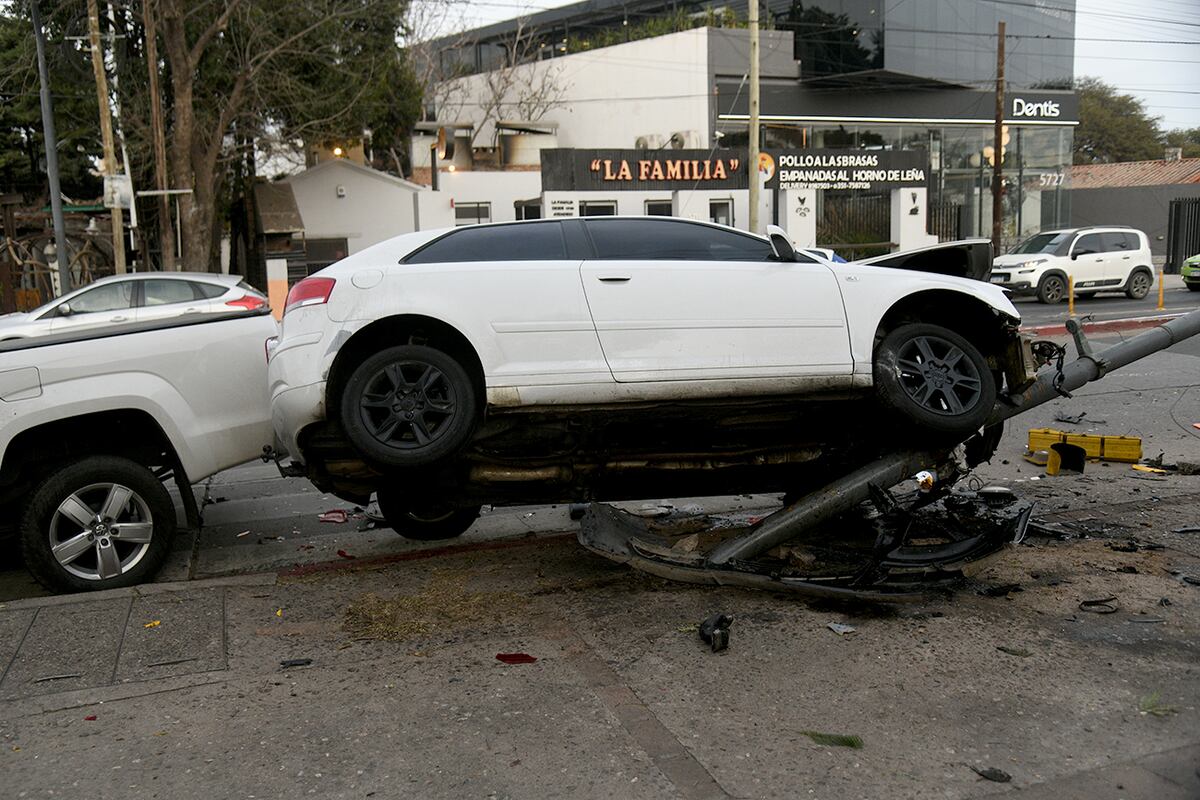 Córdoba: chocaron de frente un auto y una camioneta en avenida Gauss en la intersección con Martinoli, Córdoba. (Ramiro Pereyra / La Voz)