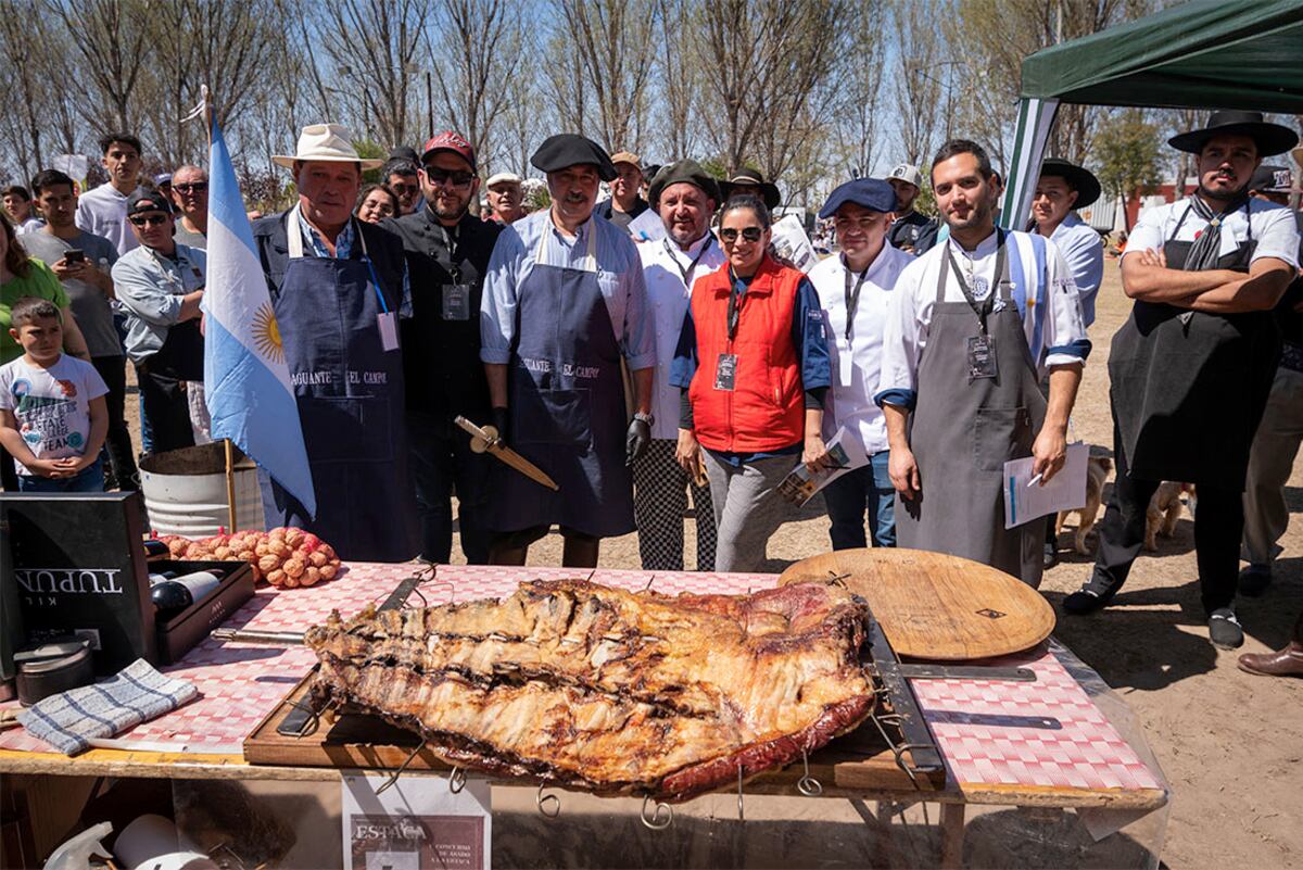 Primer Concurso Nacional de Asado a la Estaca
Se realizó en el departamento de Junín y contó con la participación de más de 70 parejas de asadores de todo el país
Carlos Fernandez y Amadeo Lobello
Foto: Ignacio Blanco / Los Andes