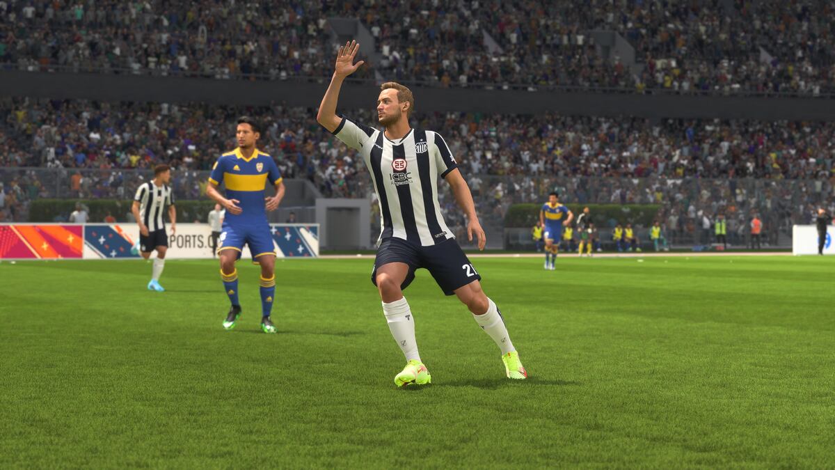 ÁNGELO MARTINO. Capturas de imágenes en una Playstation 5 de cómo se ve Talleres en el videojuego Fifa 23.