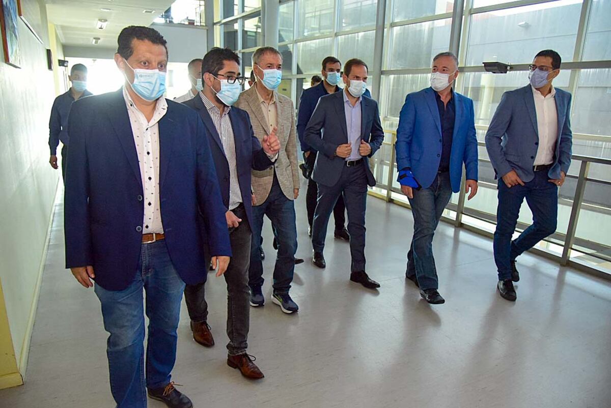 El gobernador en hospital Pasteur donde entrego nuevo equipamiento.
Y también firmo convenio con intendentes Gill y Graglia por obra de circunvalación Villa María - Villa Nueva. (La Voz)