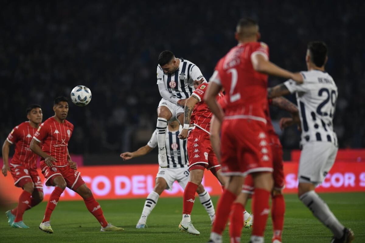 Talleres y Huracán, en duelo por la segunda fecha de la Copa de la Liga Profesional, en el Kempes. (Facundo Luque / La Voz)